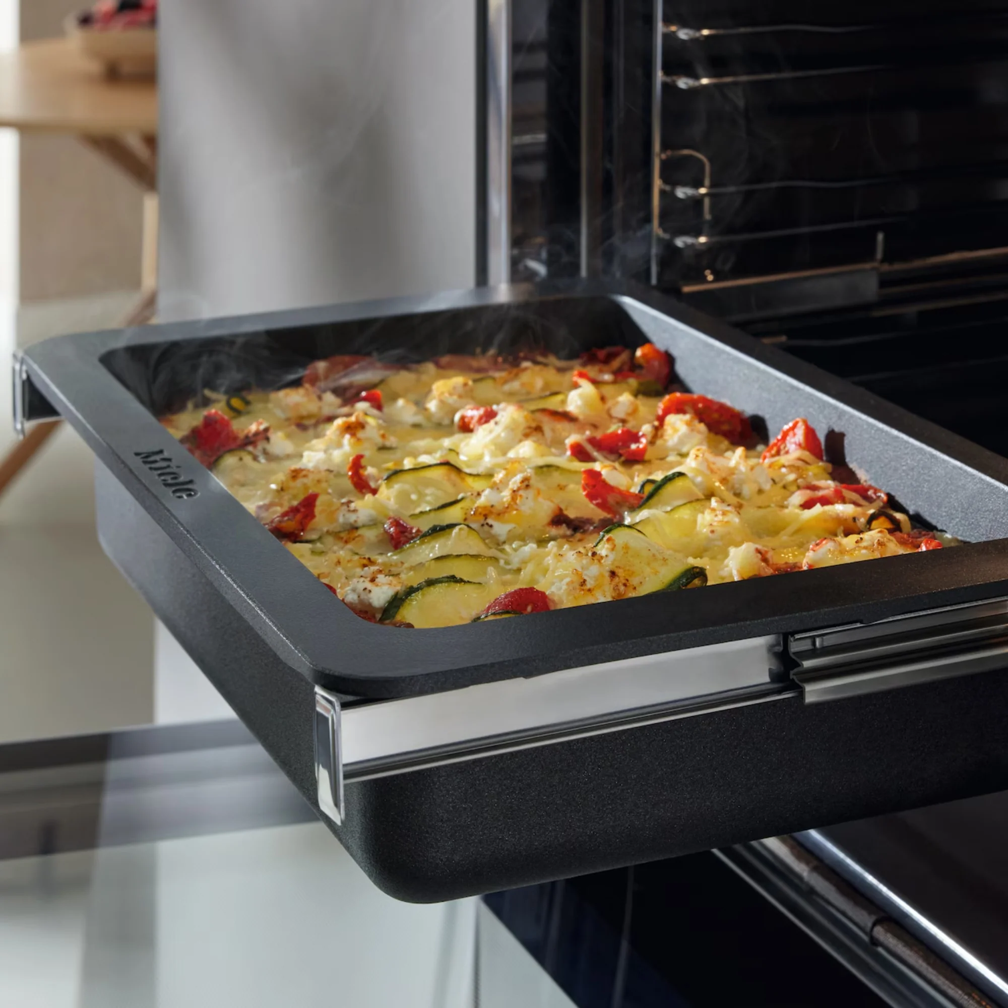 Miele Gourmet-Bräter HUB 5001-M für Induktion, zum Braten, Schmoren und Gratinieren, 44,8 x 26,8 x 8,6 cm - Image 2