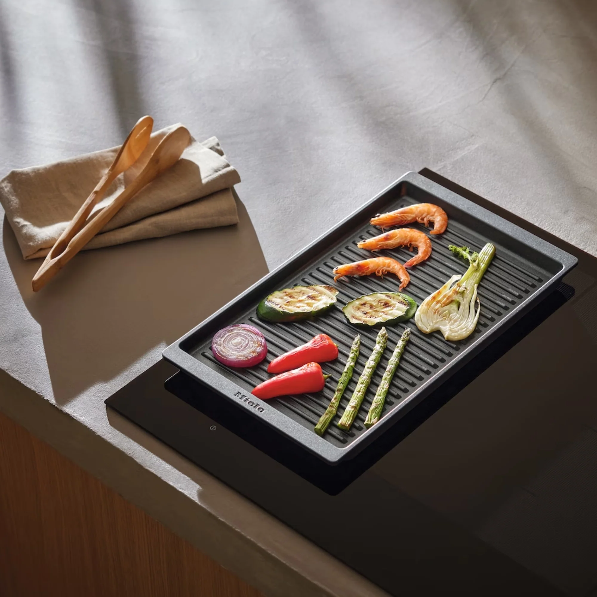 Miele Gourmet-Grillplatte GGRP für Induktionskochfelder, 24,2 x 41 x 2,3 cm - Image 2