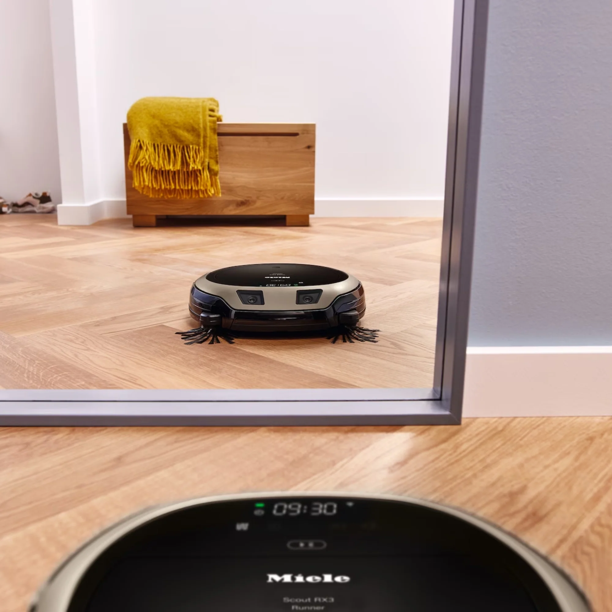 Miele Saugroboter Scout RX3 Runner mit App-Steuerung & 3D Smart Navigation, Bronze PearlFinish - Image 4