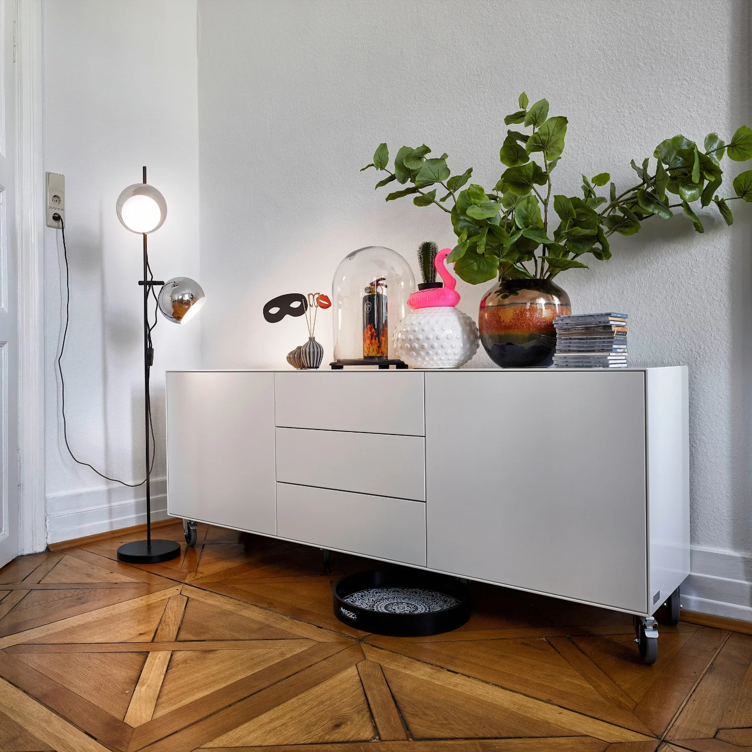 RAUM.FREUNDE Sideboard Henri auf Rollen, Weiß - Image 3