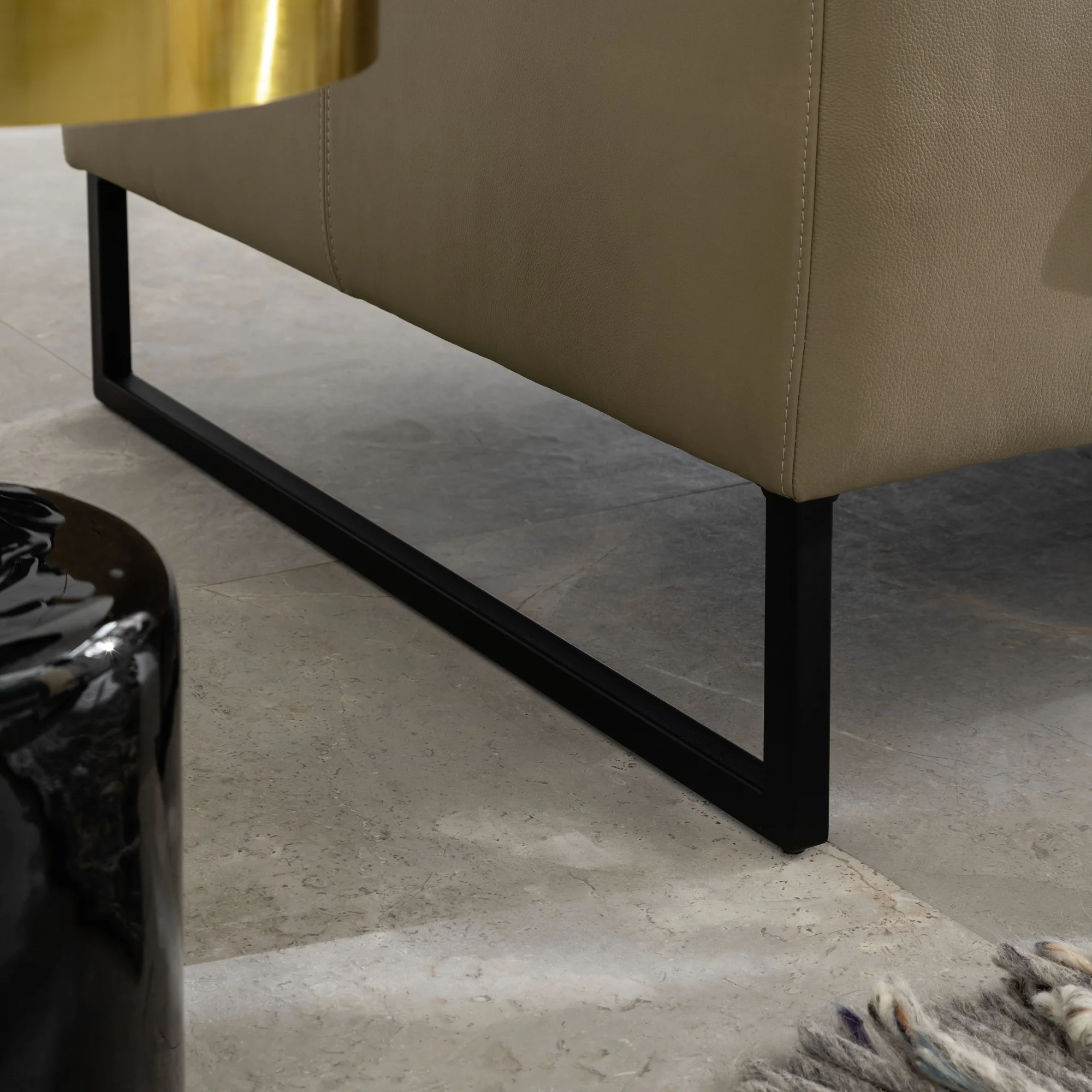 RAUM.FREUNDE Sofa Helmi 3 Sitzer mit Metallkufen, Lederbezug Cappucchino - Image 7