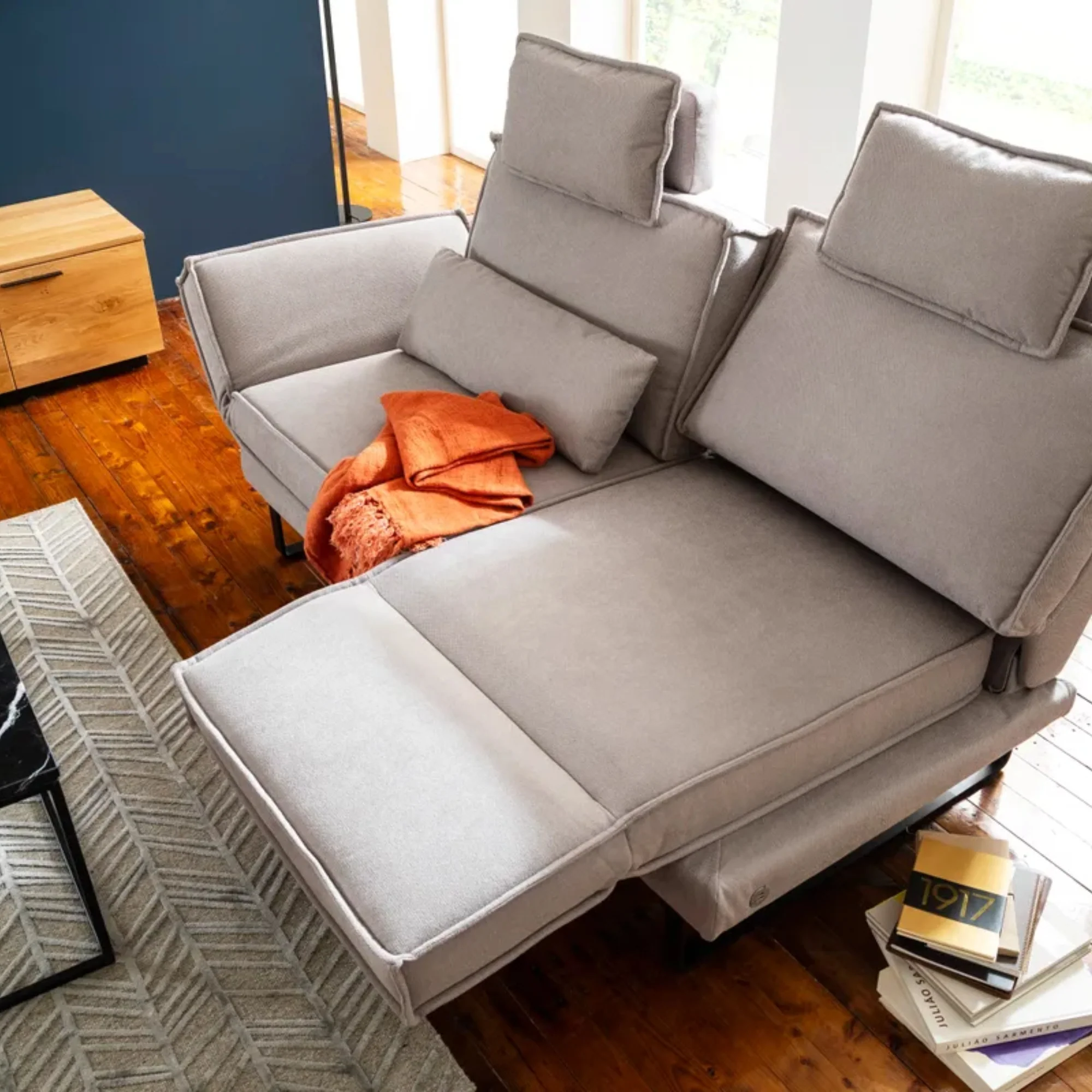 RAUM.FREUNDE Sofa MY, 2,5-Sitzer mit verstellbarer Rücken- & Armlehne + Drehsitze, Stoffbezug Hellgrau - Image 2