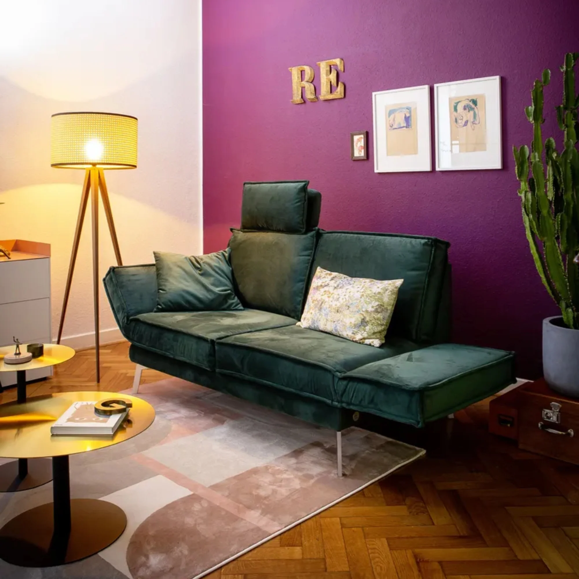 RAUM.FREUNDE Sofa MY, 2-Sitzer mit verstellbarer Rücken- & Armlehne, inkl. Kopfstütze + Drehsitze, Stoffbezug Dunkelgrün - Image 2