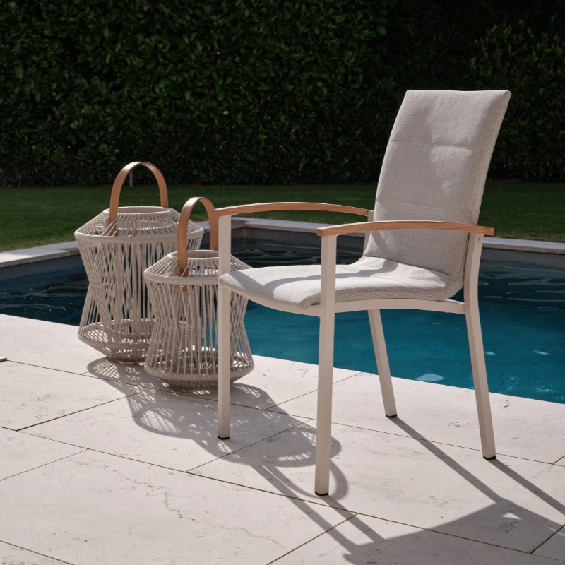 STERN Mick Stapelsessel, gepolsterter Gartenstuhl mit Teak-Armlehne - Image 3